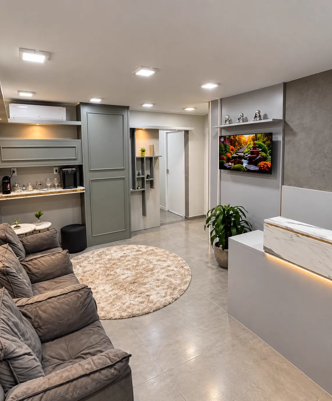 Sala de espera da clínica, com poltronas, plantas e iluminação suave